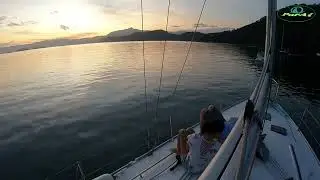 Relaxando no barco e curtindo um por de sol