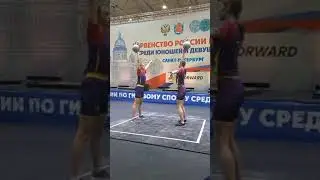 Красотки с легкостью жонглируют гирю. Парное Жонглирование девушек. 
