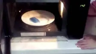 Ребятки Котятки делают мыльное облако  ☁  Что будет если положить мыло в микроволновку?