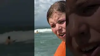 Ngajari cari berdiri di papan surfing 