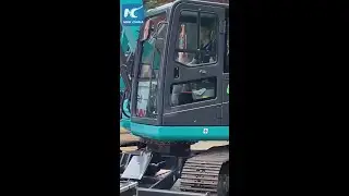 Incredible skills of excavator driver