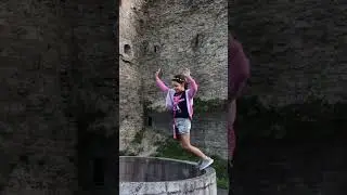 Девочка спрыгнула в глубокий колодец 😨 