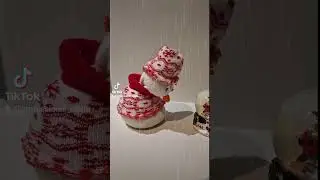 снеговик смотрит на снеговика, который под стеклом