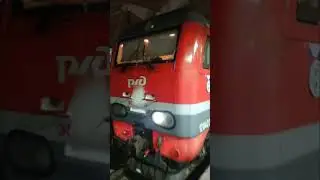 Локомотив-электровоз РЖД на железнодорожном вокзале. ЭП2К