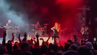 Paramore - Misery Business (2022-11-13, Beacon Theatre, New York, NY) [4K HDR]