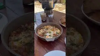 Завтрак во дворе 