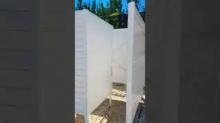 Случайно зашел в раздевалку. 
