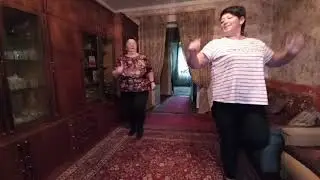 Ежедневная зарядка и упражнения для полных 50+.  Ходьба с Лесли Сансон.