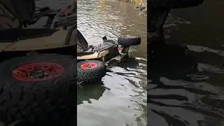 Багги в реке. Надеемся все живы.