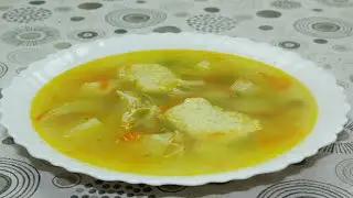 Куриный суп с сырными клецками и зеленым горошком