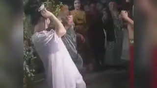 Toʻyda yarim yalangʻoch oʻyinchilar ( туйда ярм ялагоч  ӯйинчилар )