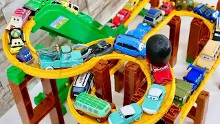 Tomica☆ Various Cars miniature cars run down Tomica's hill and fall into the blue water♪