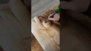 Медвежонок на стволе Резное панно своими руками Резьба по дереву Wood carving #shorts