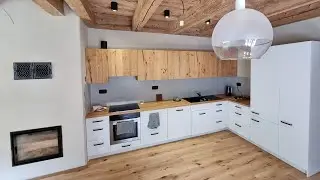 Moderní kuchyně ve staré roubence