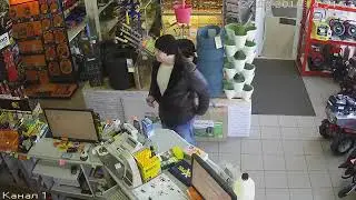 Вор вытащил 60 тысяч рублей из кассы магазина.