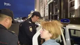 В Москве задержали людей за чтение конституции.