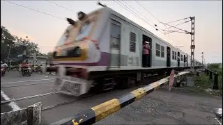 Dangerous Railgate Action: Sealdah, Katwa & Howrah Locals Battle the Crowds