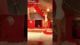 Девушка в мини платье прыгает в шарики