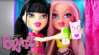 Bratz Selfie Snaps Photo Booth! | Bratz Commercial