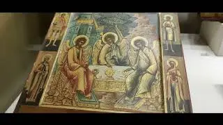 Готический зал с коллекцией икон в музее Фаберже в Санкт-Петербурге