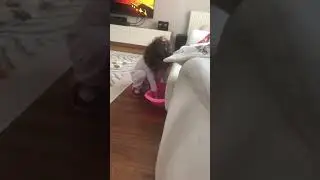 Little girl bathing her baby 😊 Bebek yıkamaca ❤️😍 فتاة صغيرة إعطاء طفلها حمام
