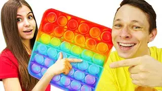 Прикольные видео - ЧЕЛЛЕНДЖ с Антистресс Поп Ит и Чужие Руки! - Challenge Игры дома в шоу Вики