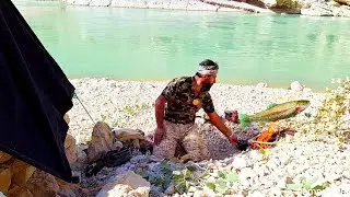 Bushcraft and Mastery of Nature : Survival by the River with Shelter-Building and Fishing Skills