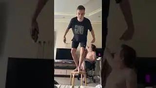Борщ упал со стула и сломалл.....