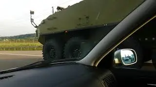 Neuster Schweizer super Panzer Piranha 5 zur rush hour im Stau