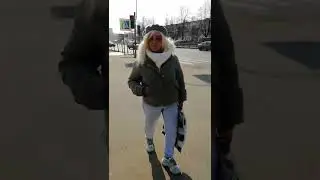 Вот какой мужичок! Не стал выходить на улице ВЕРНОСТИ... а она так ждала на остановке) //МАРТ 2022//