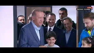 Erdoğan çocuğa tokat mı attı? Karar sizin...