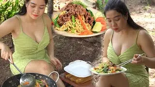 Alida made the beef stir-fried noodles with a combination of cabbage leaves and carrot