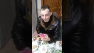 Кушает хрен:-)