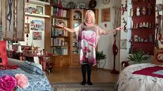 Танец с двумя жёлтыми хризантемами. Цигун  терапия. / Dance with two yellow chrysanthemums.