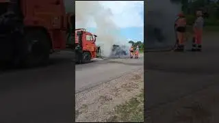 Тетюшский район. Дорожники тушат горящий УАЗик Почты России.