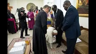 Pope Francis kisses feet of rival South Sudan leaders