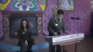 Женщины из колонии поют красивую песню
