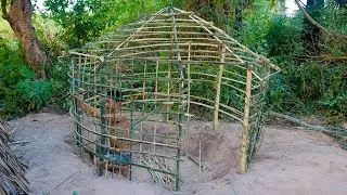 Primitive Technology: Wattle and Daub Hut | Build A Primitive Mud Hut - Part 1