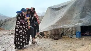 Sweet Support:Protecting the injured brother from the heavy rain by the pregnant sister and her wife