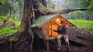 SOLO CAMPING BUSHCRAFT - BUILD A SHELTER IN DEAD TREE