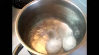 How to boil eggs for easily peeling?