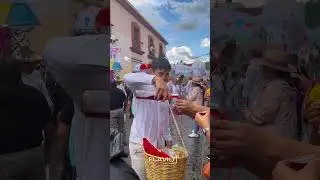 Repartición de bebidas artesanales a los asistentes en  desfile |Oaxaca