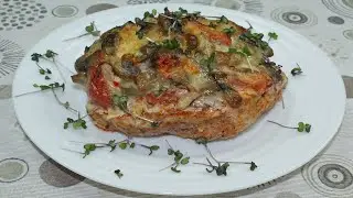 Беру куриные грудки, грибы, сыр, помидор и готовлю вкусное сочное блюдо. Куриные кармашки в духовке