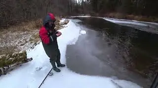 Рыбалка Осенью в Тайге/ Ловим Хариуса по заберегам на ЛЬДУ/ Берёт КРУПНЫЙ и ЗАЧЁТНЫЙ Хариус!!!