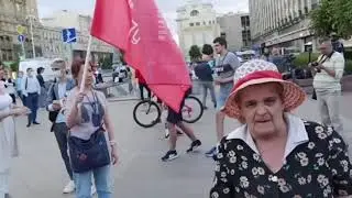 Бабушка читает политические стихи на митинге в Москве 01,07,2020