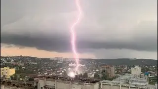 Близкий удар молнии в Иркутске, 12.08.2024.