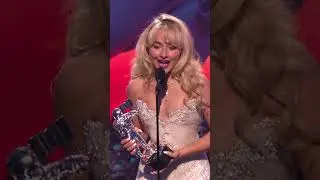 Sabrina Carpenter gana su primer VMA ❤️