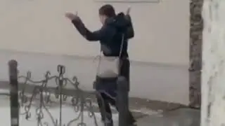 Девушка подняла настроение своим танцем в Уральске