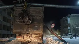 Ломовоз сломал теплотрассу. В мороз