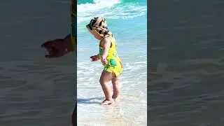 Little Naomi is playing on the beach. Baby Beach Game!